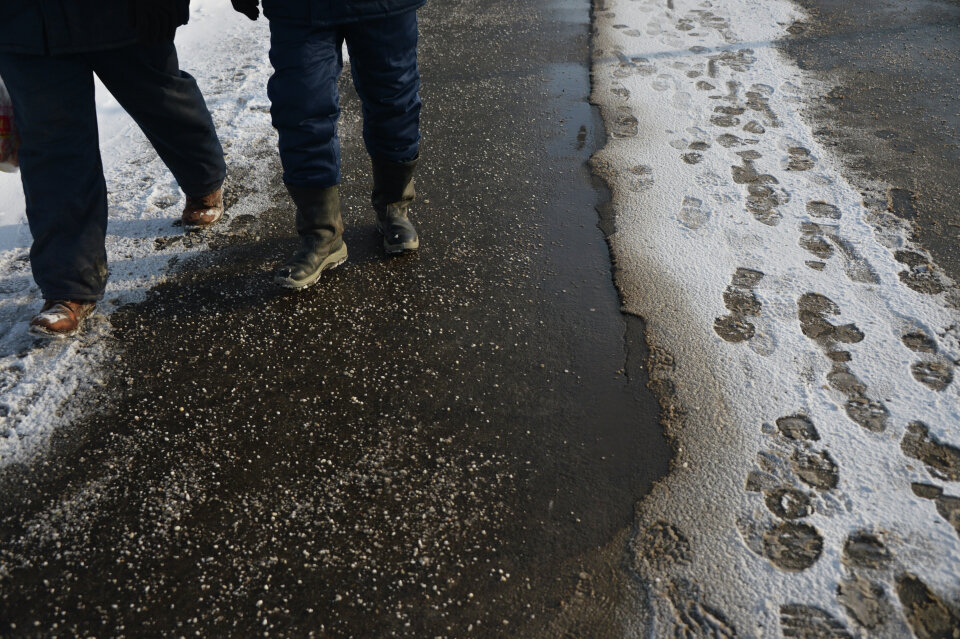 Тротуар, посыпанный противогололедным реагентом после сильного снегопада в Москве. Фото: Алексей Куденко / РИА Новости