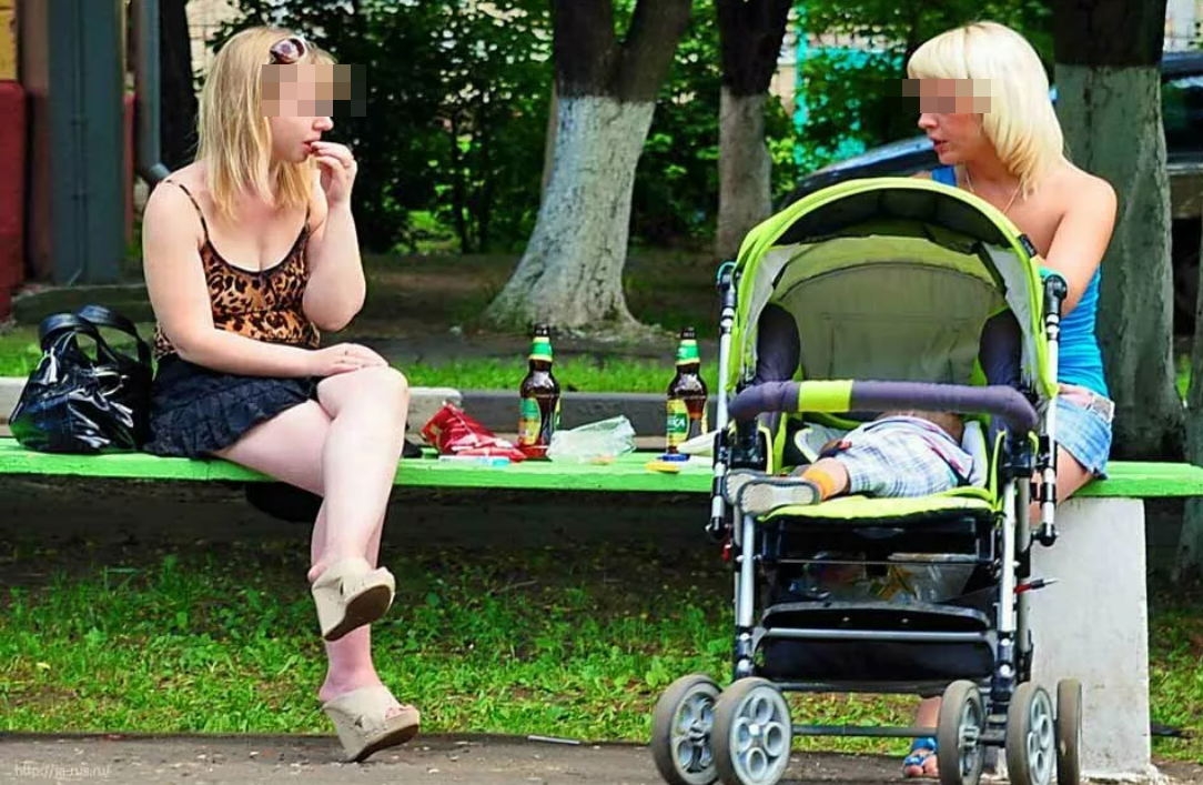 Замужнюю мамашу. Мамы на детской площадке. Мама с коляской на детской площадке. Мамашки с колясками. Мама с коляской и пивом.