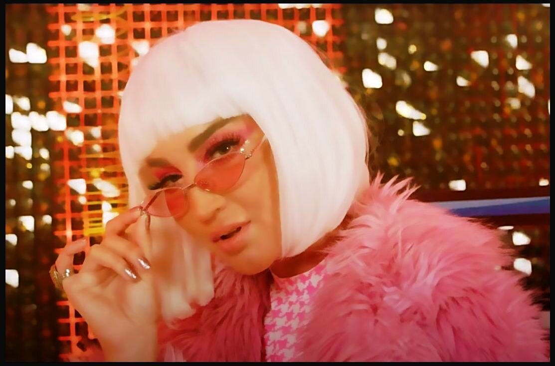 Ольга Бузова (стоп-кадр из клипа на новую песню "Розовые очки")