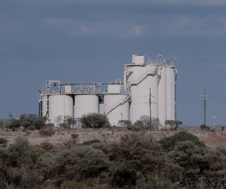 Горно-технологическая установка. Автор: Photon-Photos. Фото с сайта: https://www.canva.com/photos/MADaAx0rBts-mining-process-plant. Лицензия One Design Use License.