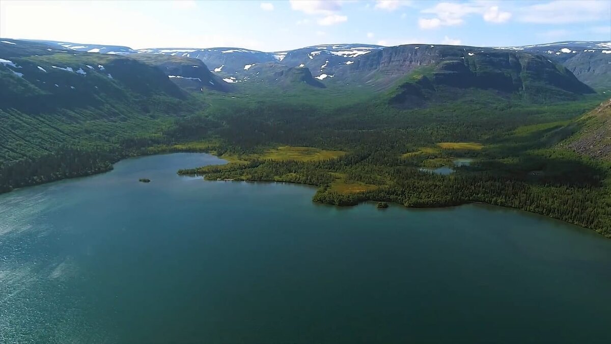 Ловозерские тундры горный массив на востоке Кольского полуострова в Мурманской области. Протяженность около 1000 кв.м