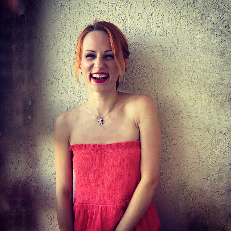 Почувствуй себя живым.  Почувствуй свои эмоции, ты богат, ты умеешь чувствовать. Ты видишь солнце, слышишь голоса и звуки, чувствуешь прикосновения, ты можешь бежать, словно ветер, ты можешь лечь и чувствовать своей спиной каждый камешек. 
Прими себя в победе, прими себя в проигрыше. Победа раскрывает твою силу, проигрыш показывает, где надо усилится. Проигрыш показывает, что тебе нужно принятие, что ты молодец, потому что ты вступил в забег. Не надо себя обесценивать. Расстроен, покричи, поплачь, но чувствуй, что твоя ценность осталась с тобой. Играть с более сильными всегда увлекательнее, ты видишь, куда тебе расти. 
Каждый кто меня читает, каждый кто выходит на забег, каждый кто пробует изо дня в день, вы должны знать, что вы огромные молодцы, что вы творцы. Каждый проигрыш приближает вас к победе, каждый забег это шанс открыть в себе новые высоты. 
Каждый день я вижу как люди вокруг меня выходят из своей зоны комфорта, чтобы расширить свои возможности. Это страшно, иногда бывает так страшно, что ты мечтаешь залезть под одеяло и сказать, что ты в домике. Но любопытный нос и руки делают, пока внутри ты боишся. Это нормально, это твоя фаза роста, моя фаза роста. 
Мы пришли сюда познать себя, познать любовь и глубину взаимодействия, познать свою силу и раскрыть свой талант. 
Поэтому, чувствуй, принимай и вступай все в новые забеги. 
