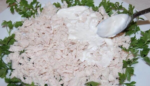 Куриный салат с виноградом и сыром Шаг 1