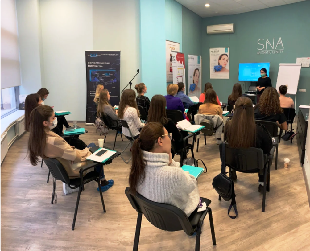 Сертифицированный тренер учебного центра SNA BEAUTY, к.м.н., Мария Васильевна Кошкина проводит семинар по тредлифтингу