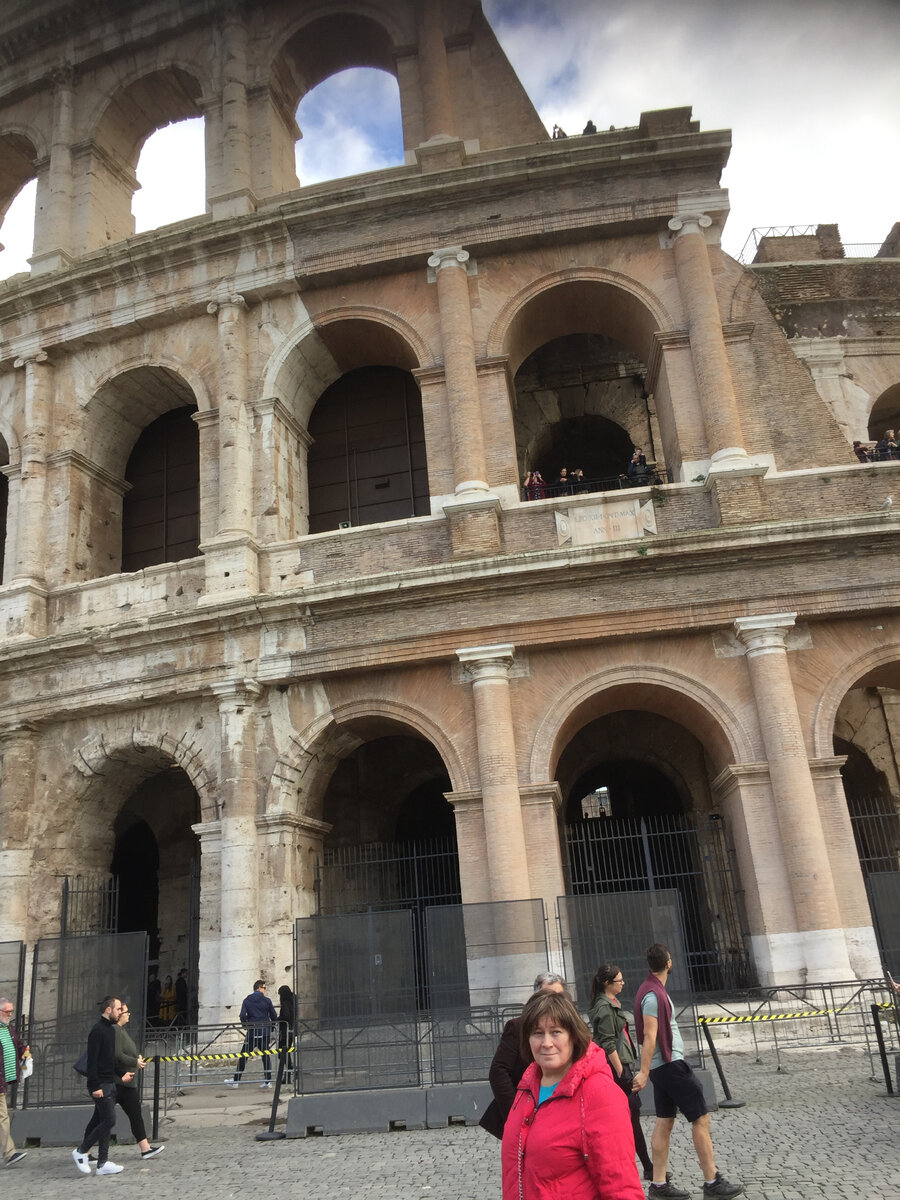 фото из личного альбома. Любаша на фоне Колизея