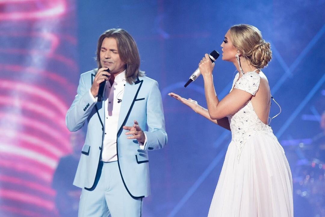 дуэт парень и бабушка спели на шоу талантов в азии 2015 год. спеть дуэтом. дуэт певиц. аллегрова дуэт. девушка в студии звукозаписи.