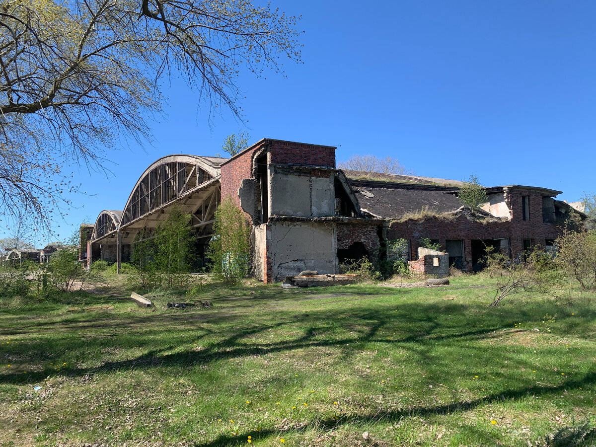 Ангары, где стояли гидросамолёты, фото автора. Листайте галерею, чтобы увидеть больше