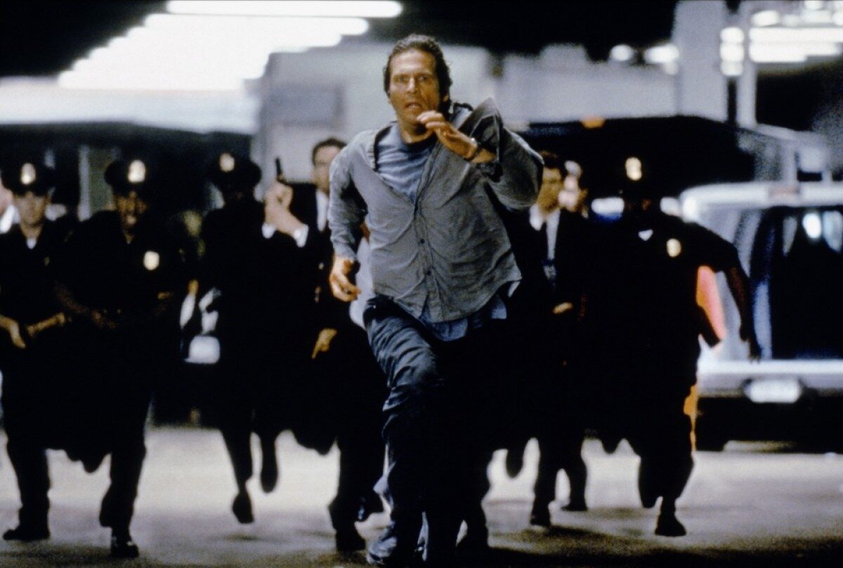 Кадр из фильма "Дорога на Арлингтон" (1998).