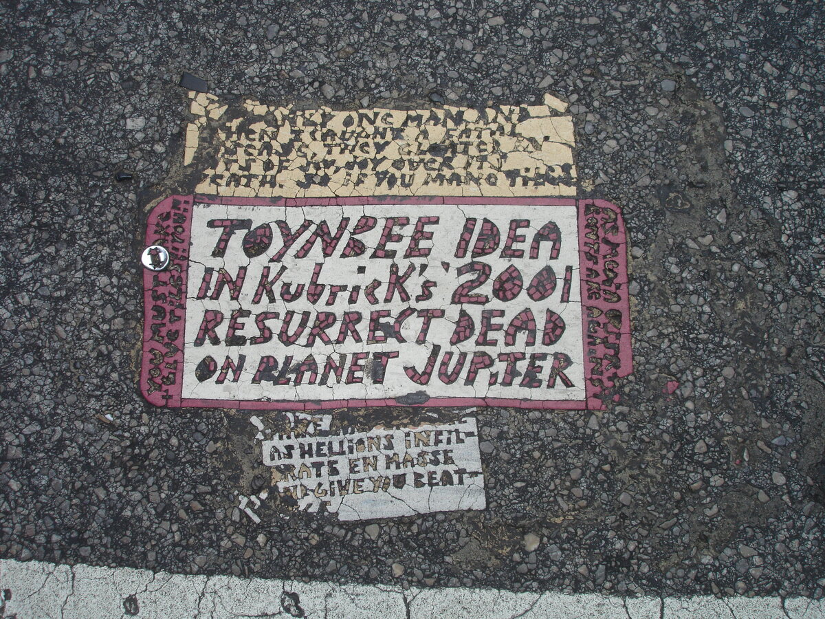 Toynbee таблички. Toynbee Tiles. Toynbee Tackles. Toynbee отзывы. Загадочная табличка