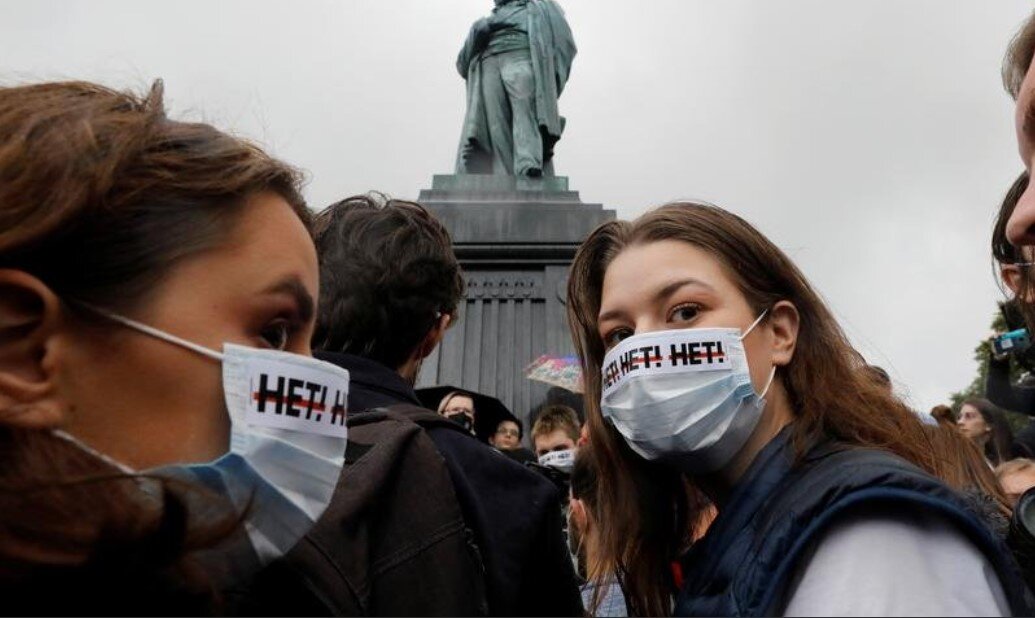 Люди выходят на митинги против прививок