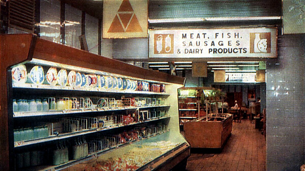 Гастроном валютного (если можно так выразиться) магазина "Берёзка". Фото начала 90хх, с сайта pastvu.com, обработка автора