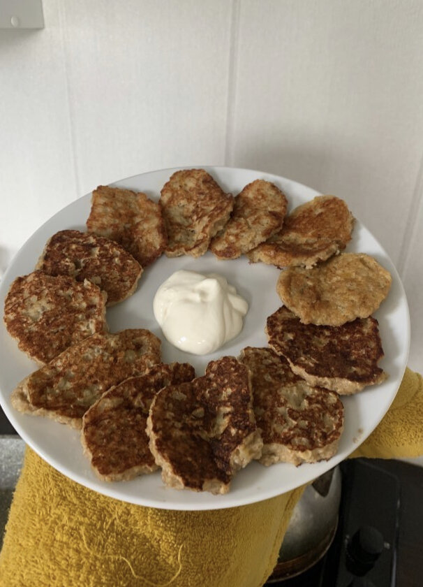 Овсяно-банановые оладьи. Овсянка 50 г, 1 яйцо, 1 банан.