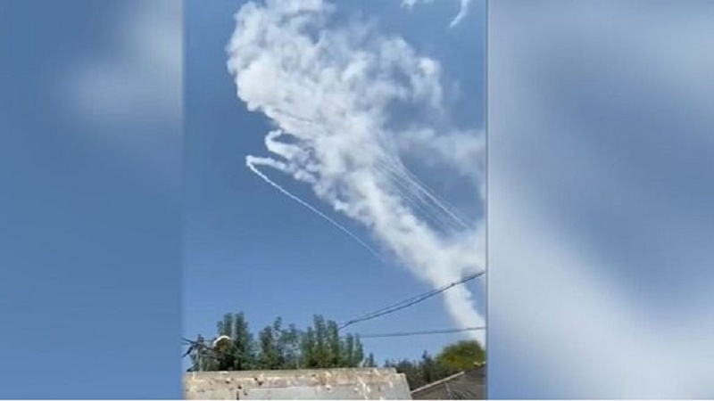 Ливанское патриотическое сопротивление объявило сегодня об обстреле позиций израильских оккупантов в районе Мазареа Шебаа на юге Ливана в ответ на их воздушные удары по районам Аль-Джармак и Аш-Шавакир.