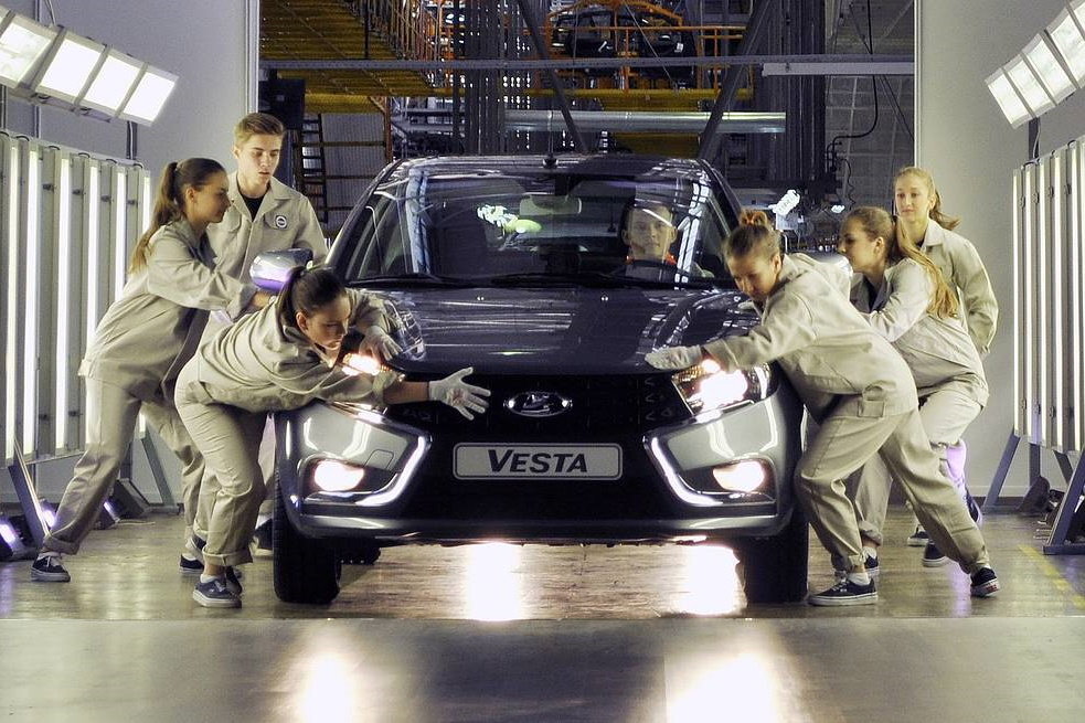 В АвтоВАЗе придумали элегантный способ, как не поднимать цены на свои автомобили. Источник иллюстрации - Яндекс.Картинки