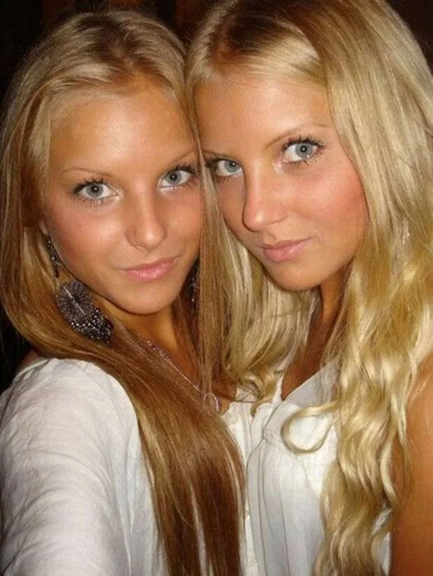 Blonde twins. Красивые подруги. Две красивые девушки. Красивые близняшки. Две красивые блондинки.