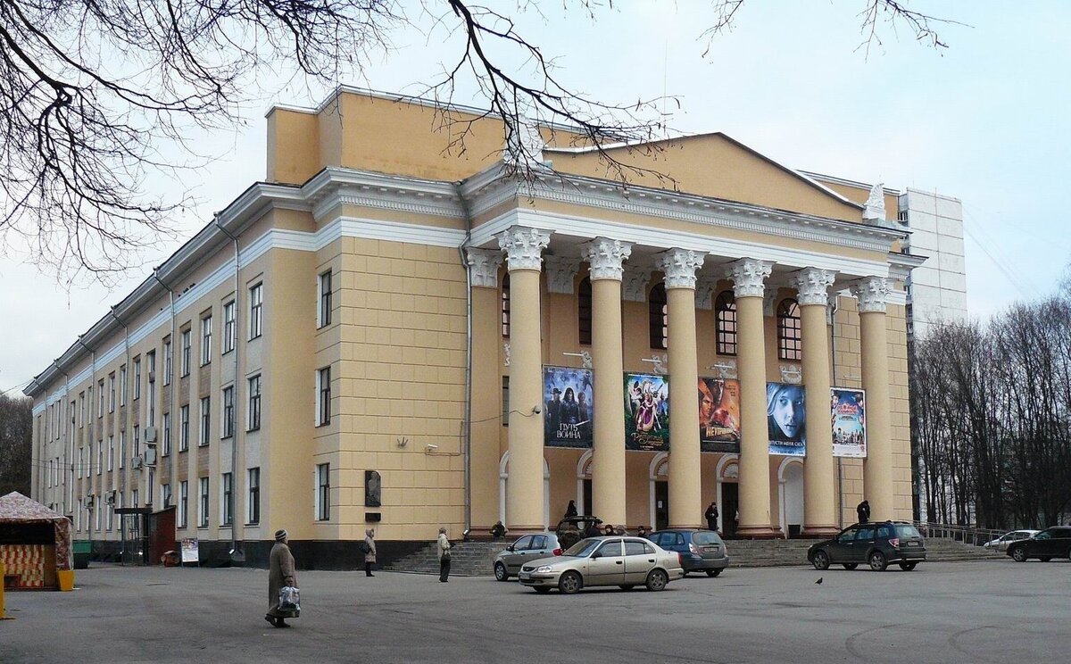 В этом здании состоялся последний концерт Высоцкого. Адрес: г. Королёв, улица Дзержинского, 26