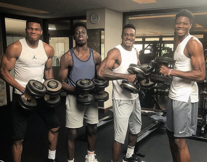 Gym brothers. Яннис Адетокунбо с братьями. Янис адекутомбо братья. Янис Антетокунмпо братья. Яннис Адетокумбо трансформация.