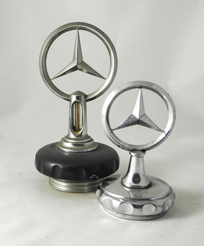 Маскоты автомобилей Merceres 1920-начала 1930-х годов. Слева - вариант, снабженный термометром, оповещающим водителя о перегреве мотора. Частная коллекция. Фото Андрея Мятиева.