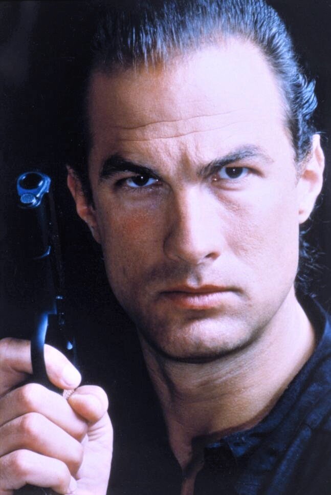 Стивен смотрит на тебя как на....... пустое место.