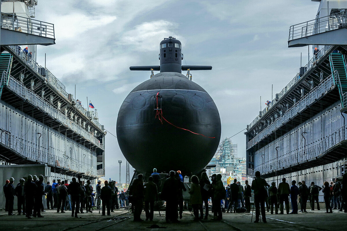 2004, 28 октября - Со стапеля ФГУП «Адмиралтейские верфи» спущена на воду дизель-электрическая ракетно-торпедная подводная лодка 4-го поколения «Санкт-Петербург» проекта 677