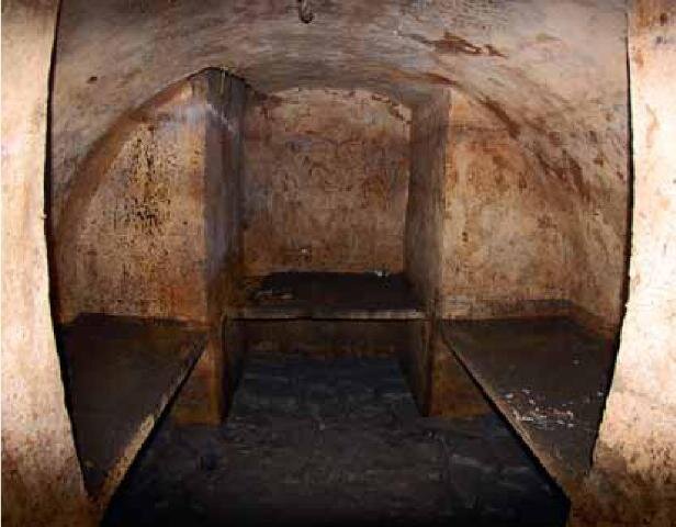 Οι τάφοι που ανακαλύφθηκαν στην επικράτεια του ναού αποδείχθηκαν άδειοι και χρονολογούνται από τη βασιλεία του Θεοδοσίου Β'