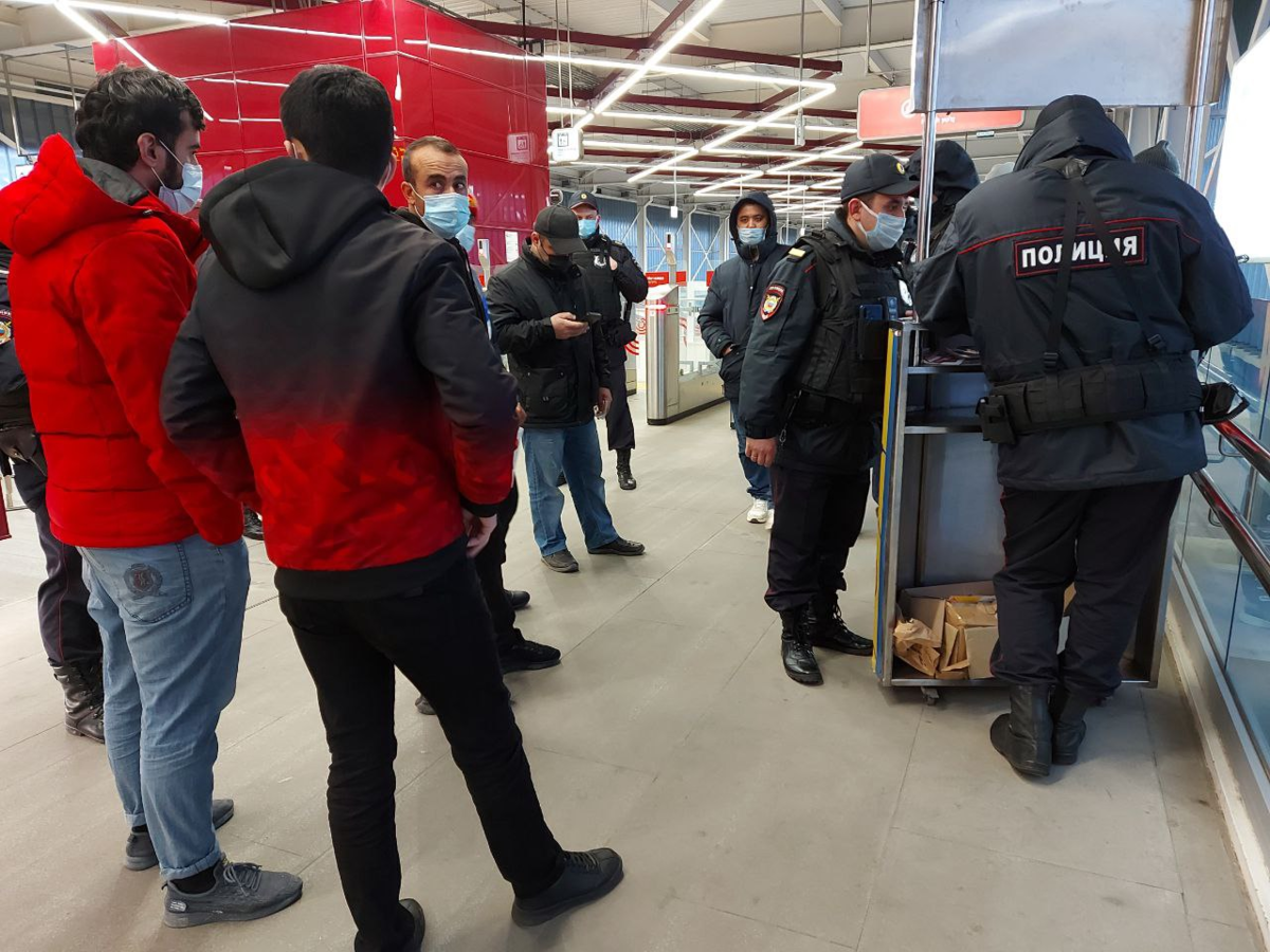 Ситуация с мигрантами в россии на сегодня. Мигранты и полиция. Рейд мигрант в Москве. Мигранты в Москве.