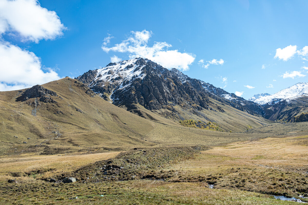 1. Гора Каракая, вид сразу после моста через реку Каракая-су. На ближнем плане виден правый приток реки Каракая-су, впадающий непосредственно перед мостом.