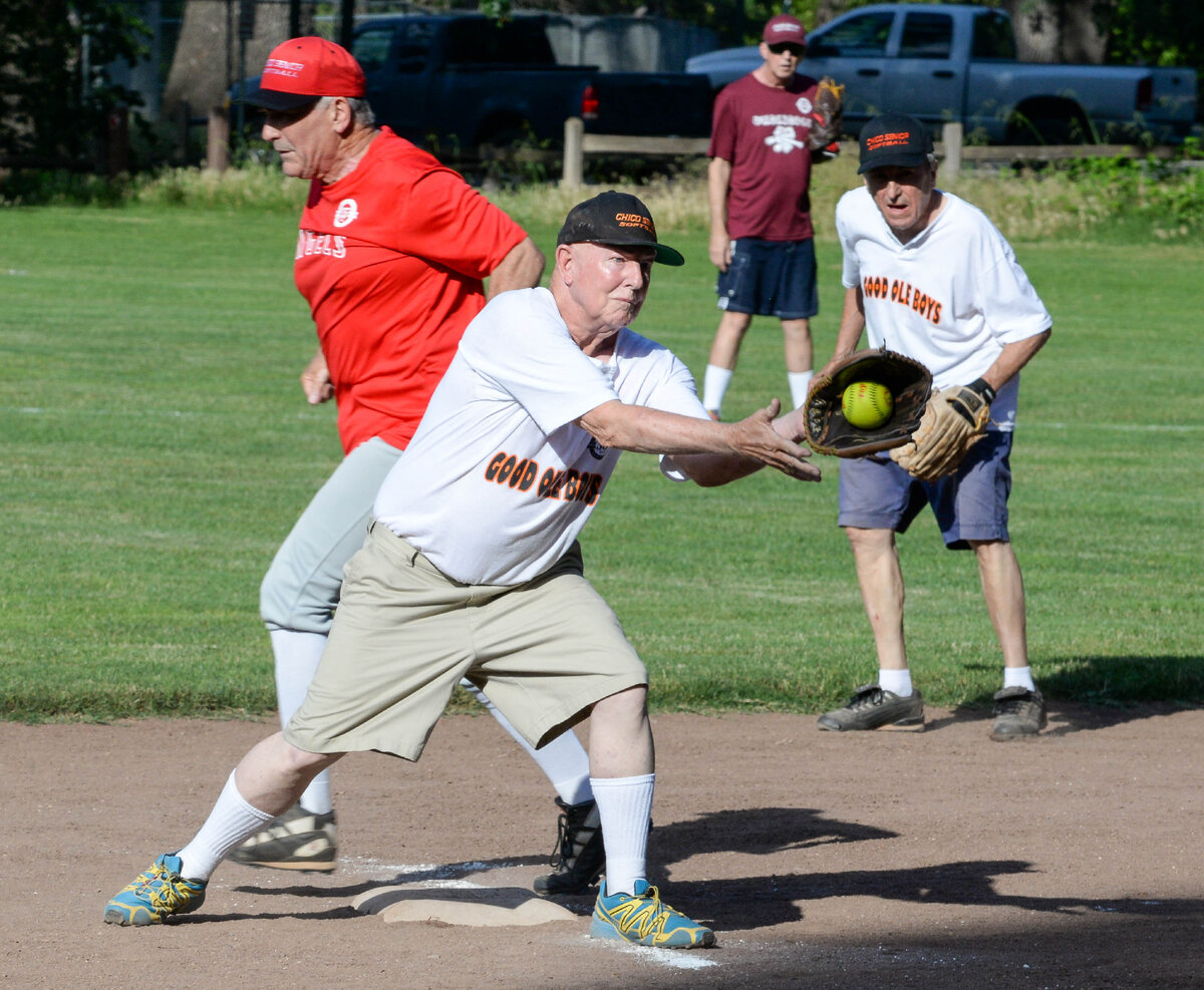 Пенсионеры в Чикаго играют в софтбол слоу-питч. Фото из сети интернет.
