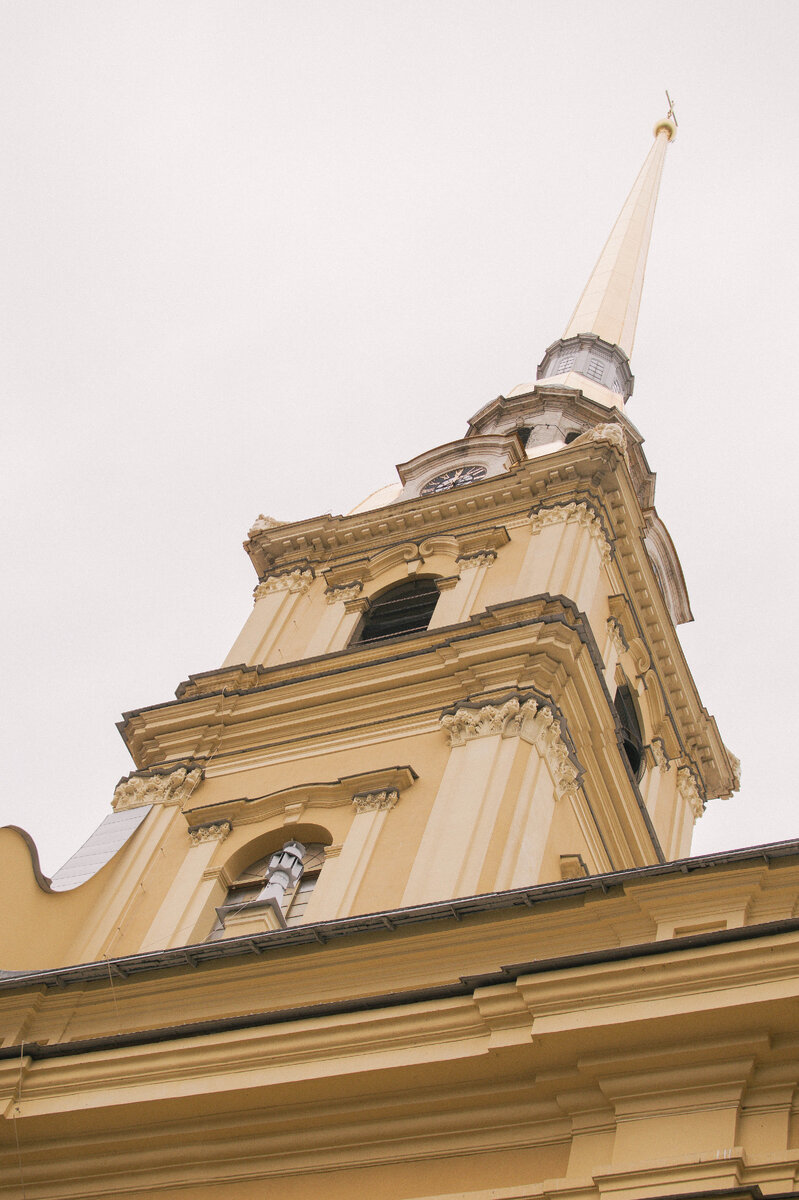 Шпиль Петропавловского собора с земли, высота шпиля - 122,5 метра