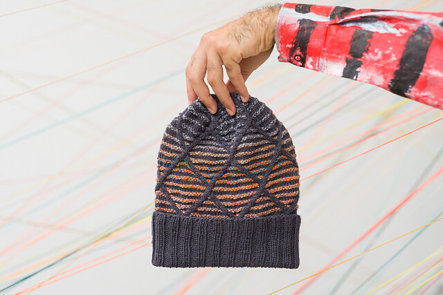 Вязаная спицами шапка Cabled Trellis от Stephen West