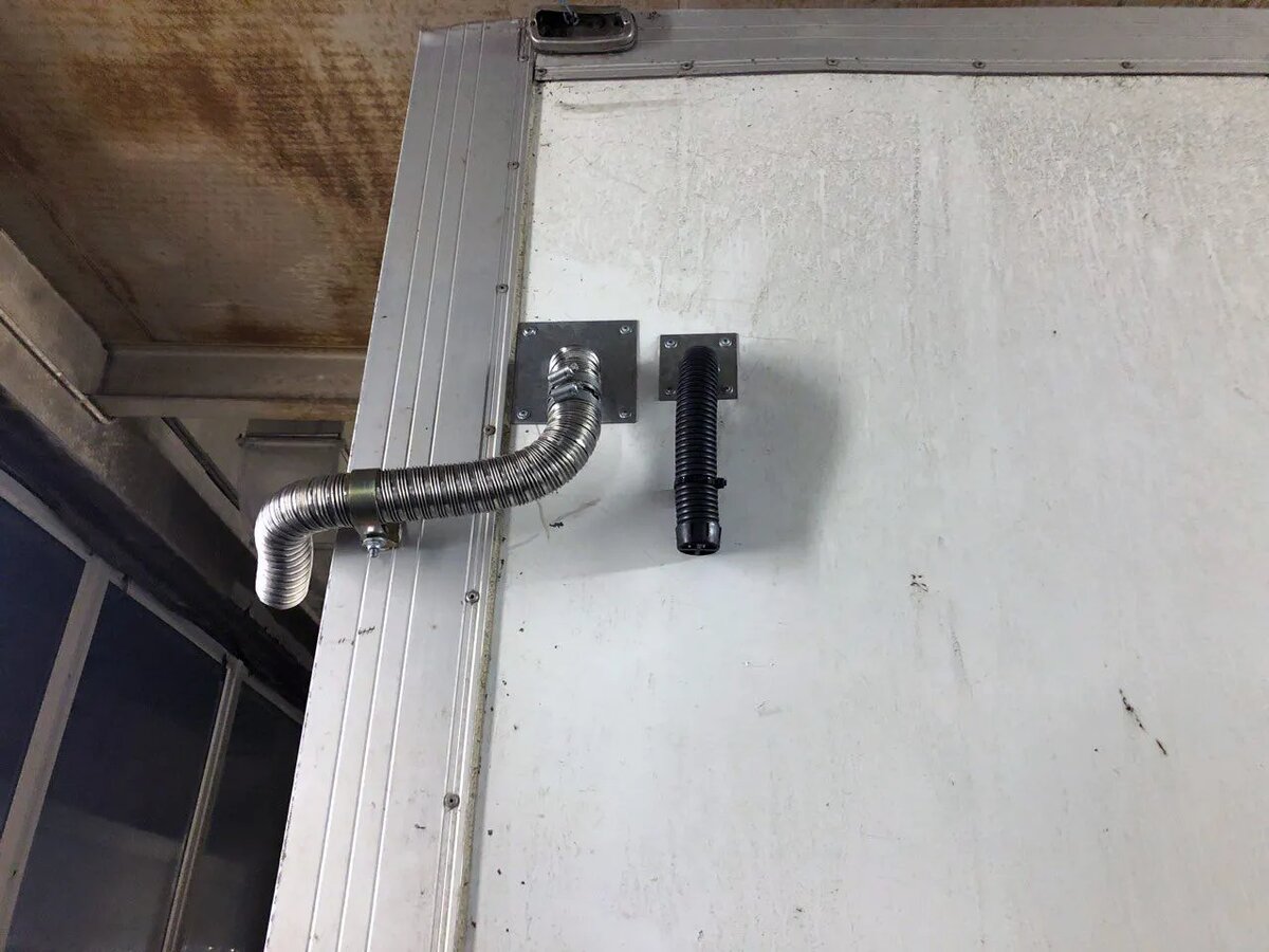 Выхлопная труба и забор воздуха для обеспечения горения выведены за пределы фургона и направлены вниз для исключения попадания влаги;