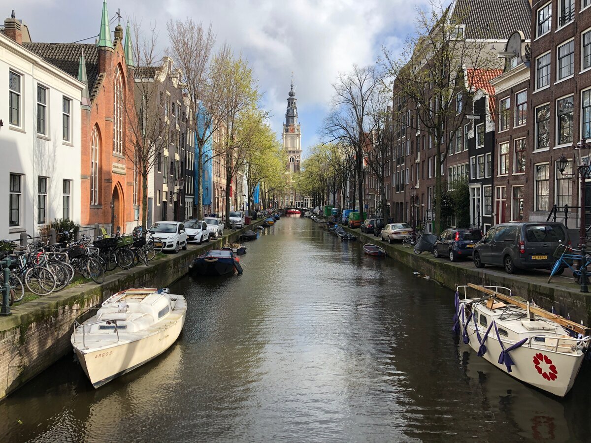 Амстердам — это туристический бренд, которому заочно доверяешь, даже не читая толком про город.