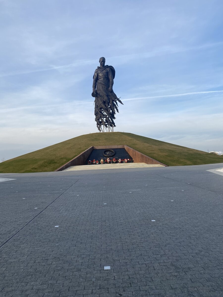 Мемориальный комплекс в память обо всех солдатах Великой Отечественной войны возведен на месте кровопролитных боёв подо Ржевом 1942-1943 гг., он создан по инициативе ветеранов Великой Отечественной войны, тех, кто воевал здесь, кто удержал и обескровил силы гитлеровской группы армий «Центр».