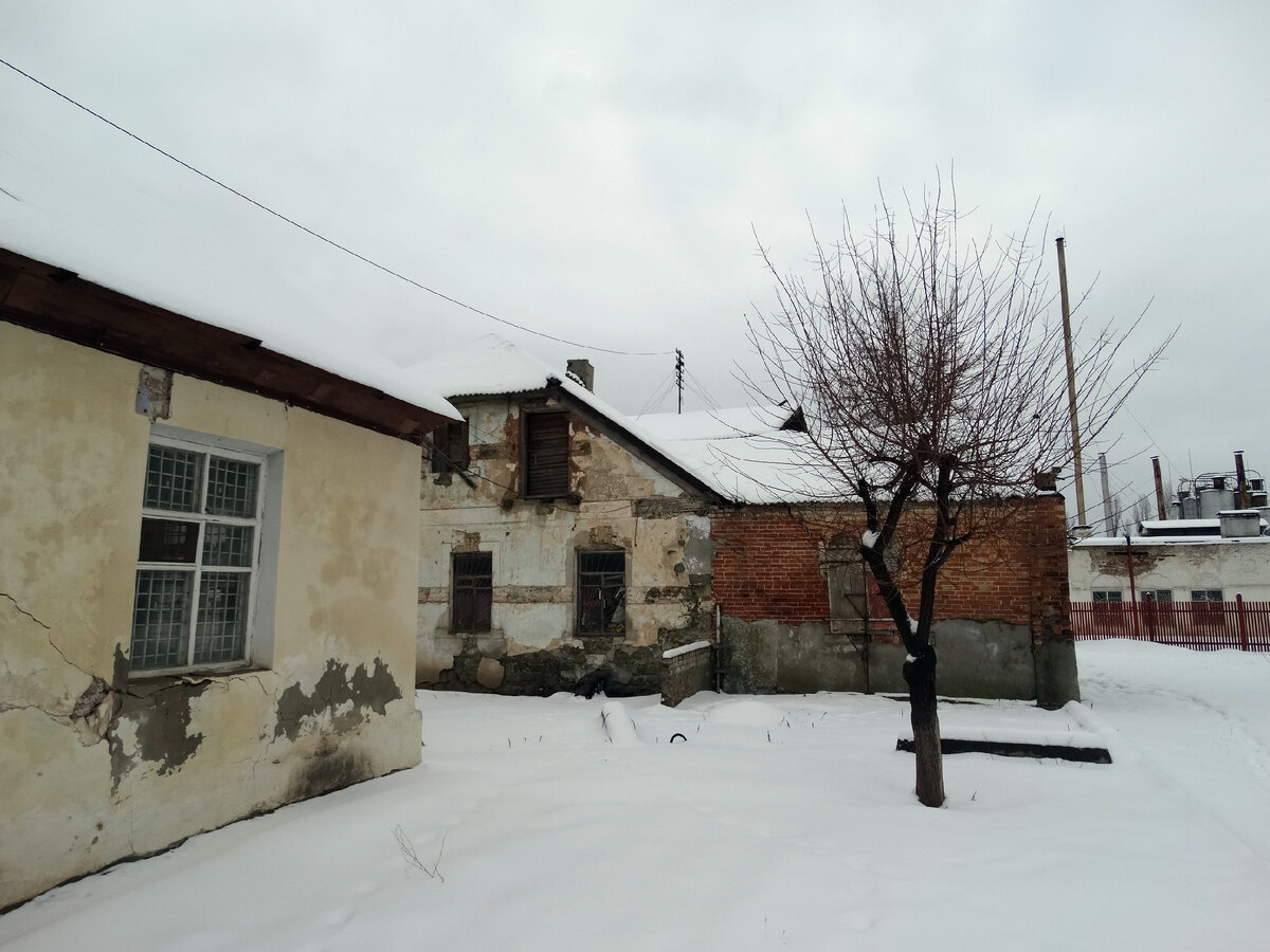 Дом богатого колониста на заднем плане. Видно, что ему давно уже необходим ремонт. Фотографии сделаны в январе 2016 года. Возможно сейчас там что-то изменилось?