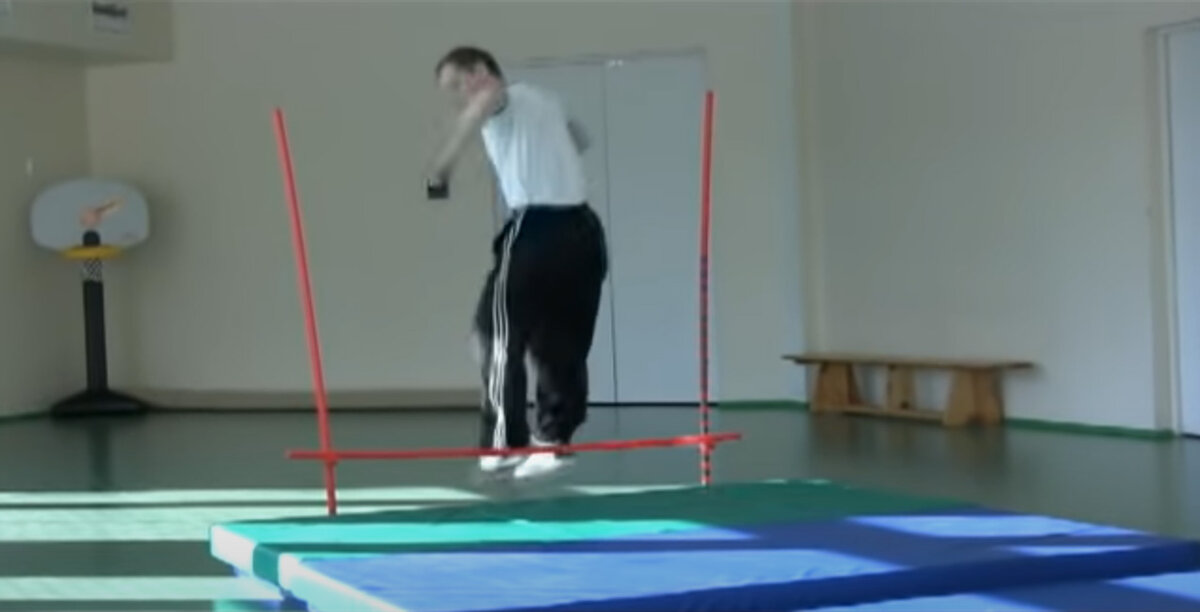 Прыжок спиной вперед.