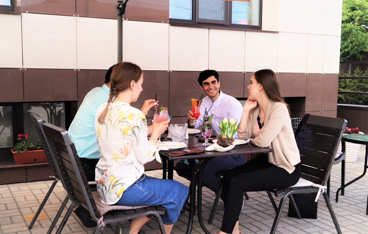 Если что, это я с коллегами фотографируем летнюю веранду для сайта, но и под эту историю идеально подошло 