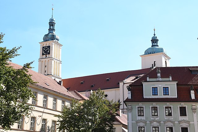 Башни костела св. Ииакова Старшего над крышами пражских домов