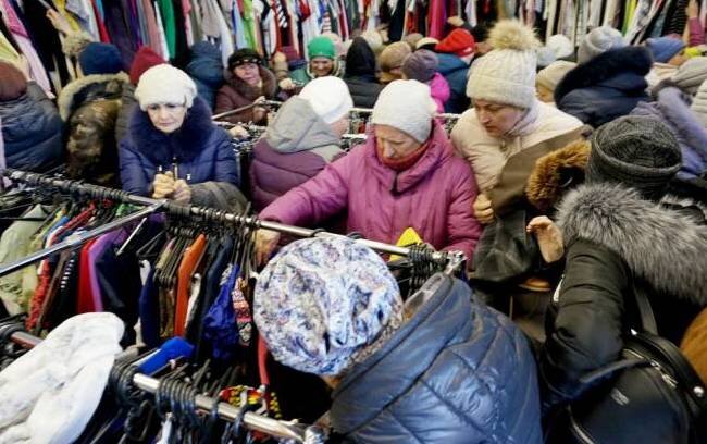 Пенсионеры в поисках дешевых вещей