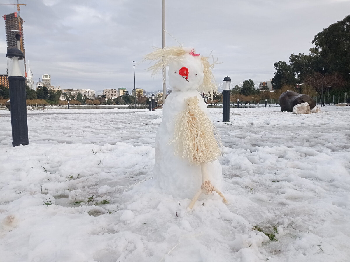 снеговик с волосами из елки