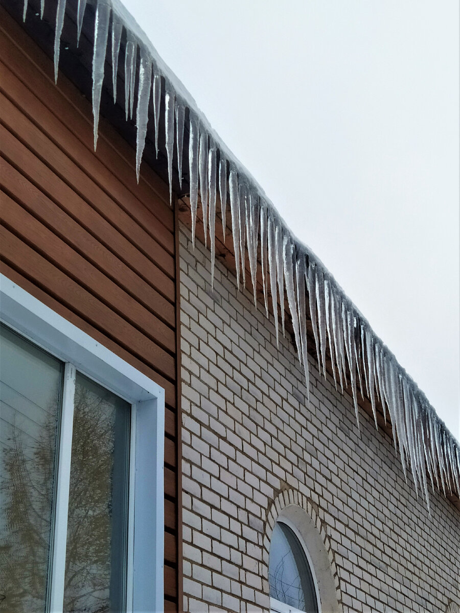Сосульки на доме. Фото автора