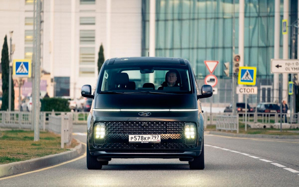 Сплошная диодная полоска передних ходовых огней, растянутая на всю морду, визуально делает машину более широкой и приземистой. Меж тем, по реальным пропорциям высота автомобиля практически равна его ширине. 