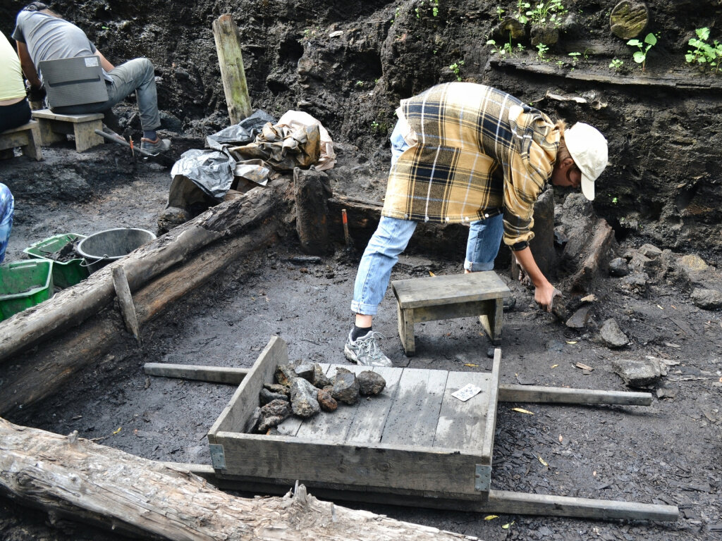 старая русса раскопки 2021. археологическая экспедиция кызыл курагино. институт археологии кржижановского. археология в школе. полевая археология.