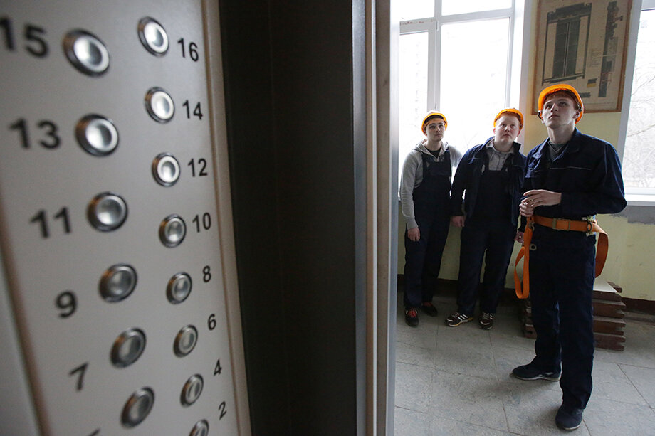Не только жильцы являются виновниками проблем в работе лифтов. Важно и то, чтобы их обслуживанием занимались квалифицированные специалисты. Фото: Артём Геодакян/ТАСС