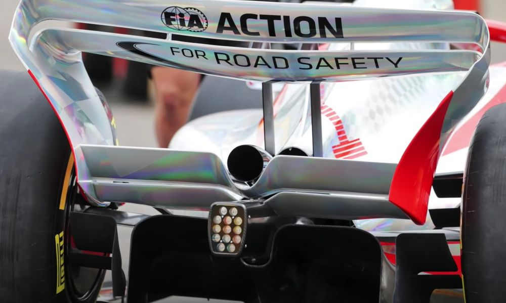 Фото с сайта https://www.carthrottle.com/post/heres-how-the-weird-curved-2022-f1-car-rear-wing-works/