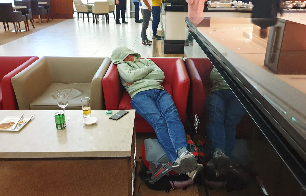 Сладкий сон в аэропорту Дубая