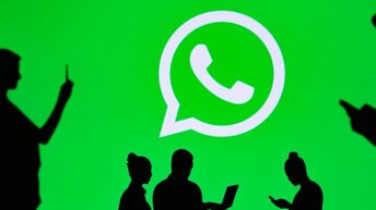 WhatsApp и добавляет реакции на сообщения, анонсирует сообщества для групп.