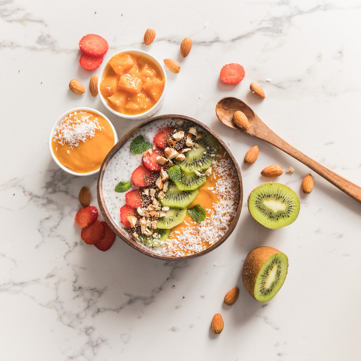 В манго и финиках достаточно сладости, так что сахар в этом рецепте будет лишним 