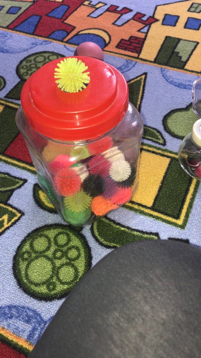 Различная текстура мячиков нравиться малышам и конечно, она обогащает их сенсорный опыт.