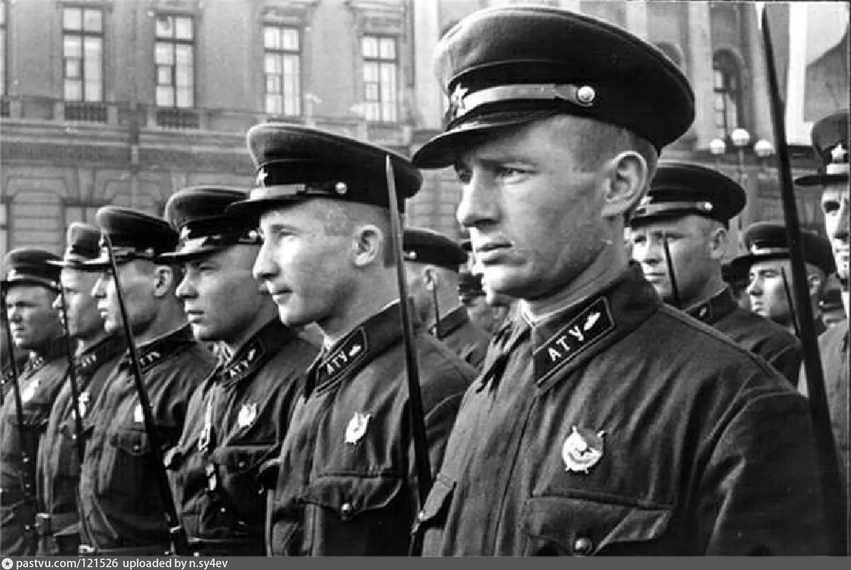 В транспорте был офицер. В транспорте был офицер. В транспорте был офицер. В транспорте был офицер. Кают компания царского флота.