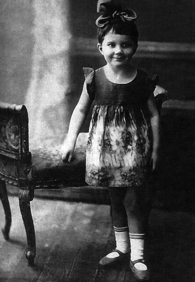 Элина Быстрицкая в детстве, 1930-е
